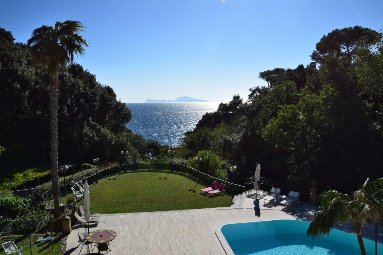 Holidays Naples Family - Pool In Front Of Capri ภายนอก รูปภาพ