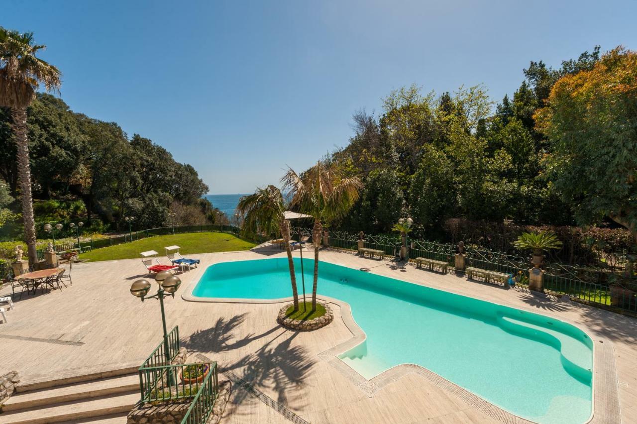 Holidays Naples Family - Pool In Front Of Capri ภายนอก รูปภาพ