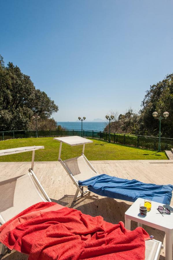 Holidays Naples Family - Pool In Front Of Capri ภายนอก รูปภาพ