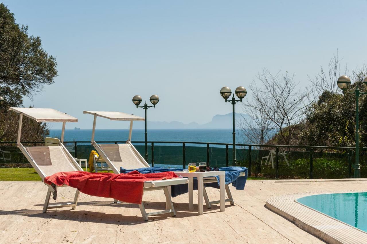 Holidays Naples Family - Pool In Front Of Capri ภายนอก รูปภาพ