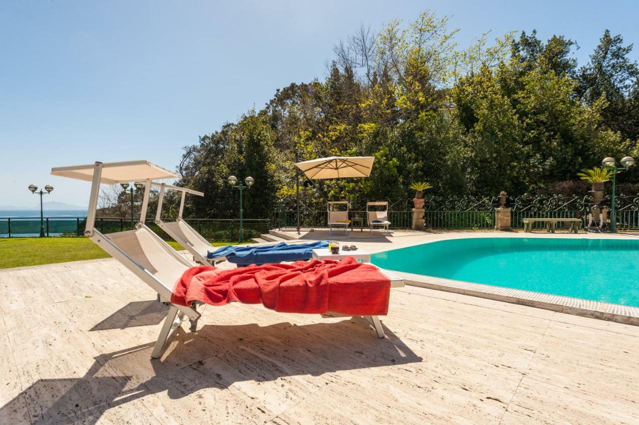 Holidays Naples Family - Pool In Front Of Capri ภายนอก รูปภาพ