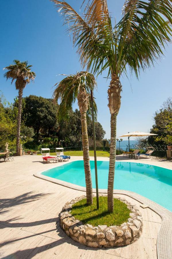 Holidays Naples Family - Pool In Front Of Capri ภายนอก รูปภาพ