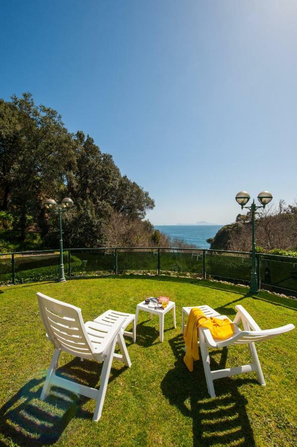 Holidays Naples Family - Pool In Front Of Capri ภายนอก รูปภาพ