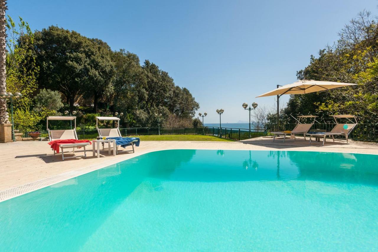 Holidays Naples Family - Pool In Front Of Capri ภายนอก รูปภาพ